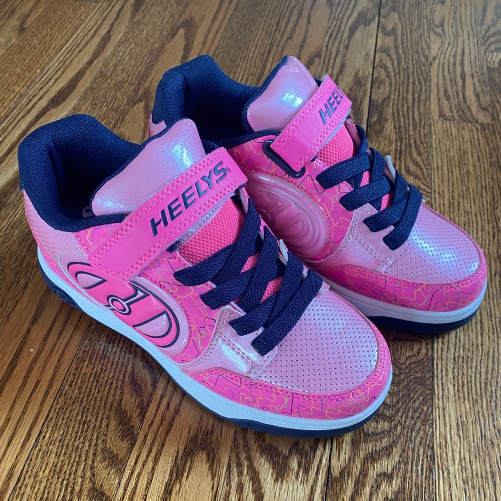 Heely’s youth size 5 (women’s 6) excellent condition